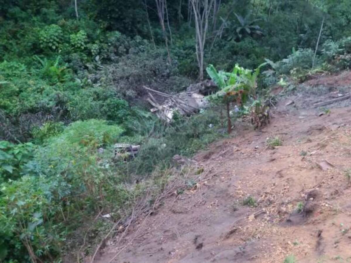 Una tractomula terminó en un abismo cerca de Bucaramanga