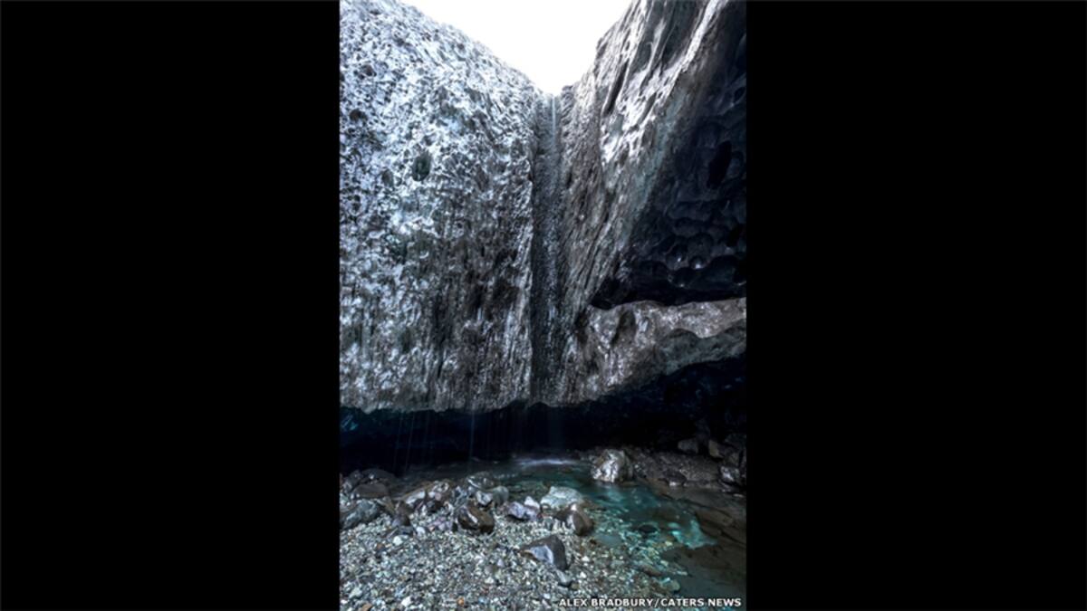 Las fotografías fueron tomadas en el Parque Nacional Vatnajökull, en el sureste del país, famoso por sus aguas termales, sus géiseres (surtidores intermitentes de agua caliente y vapor) y sus volcanes activos.