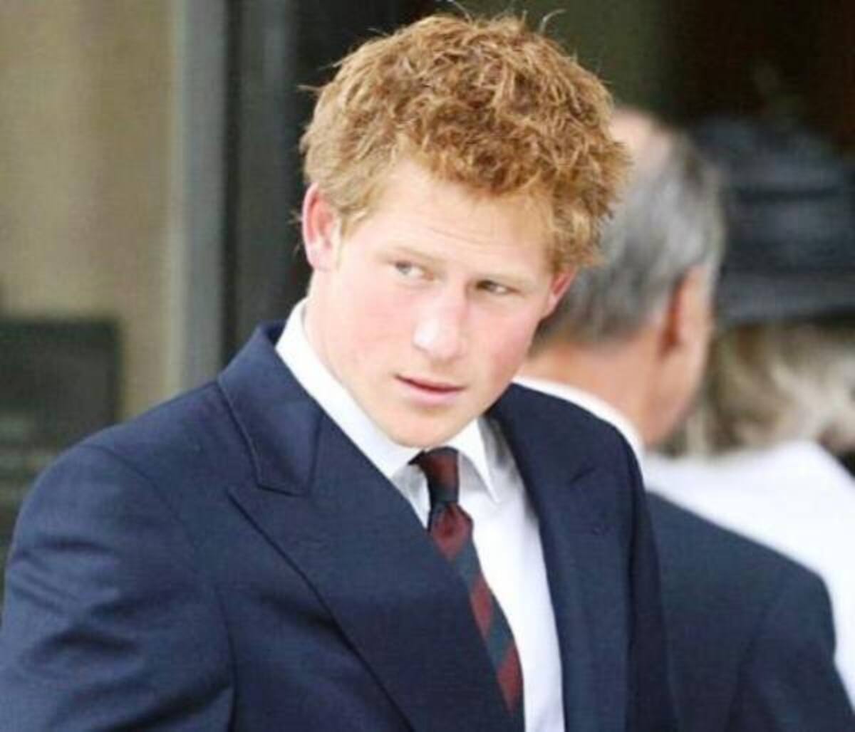 En el 2009 el príncipe Harry escandaliza nuevamente a los medios al llamar a un compañero suyo “Paki”, un insulto racial condenado en todo reino unido.