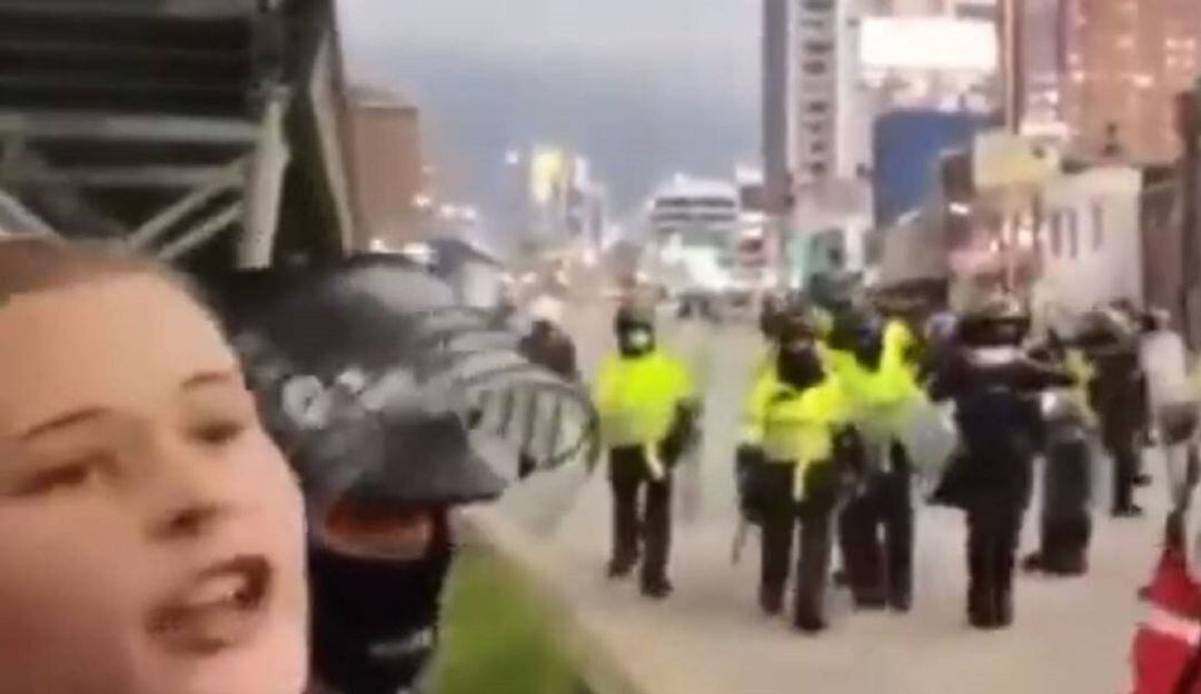 Estadounidense capturada en protestas 