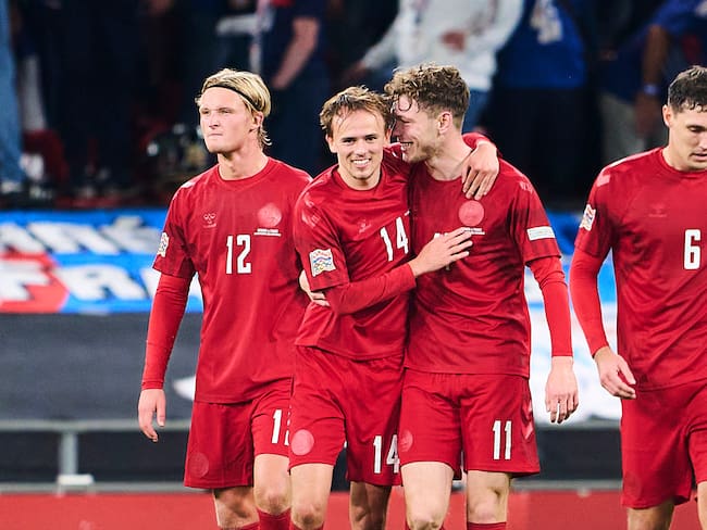 Mikkel Damsgaard y Andreas Skov Olsen de Dinamarca celebran tras marcarle a Francia por la Liga de Naciones (Foto de Lars Ronbog / FrontZoneSport via Getty Images)
