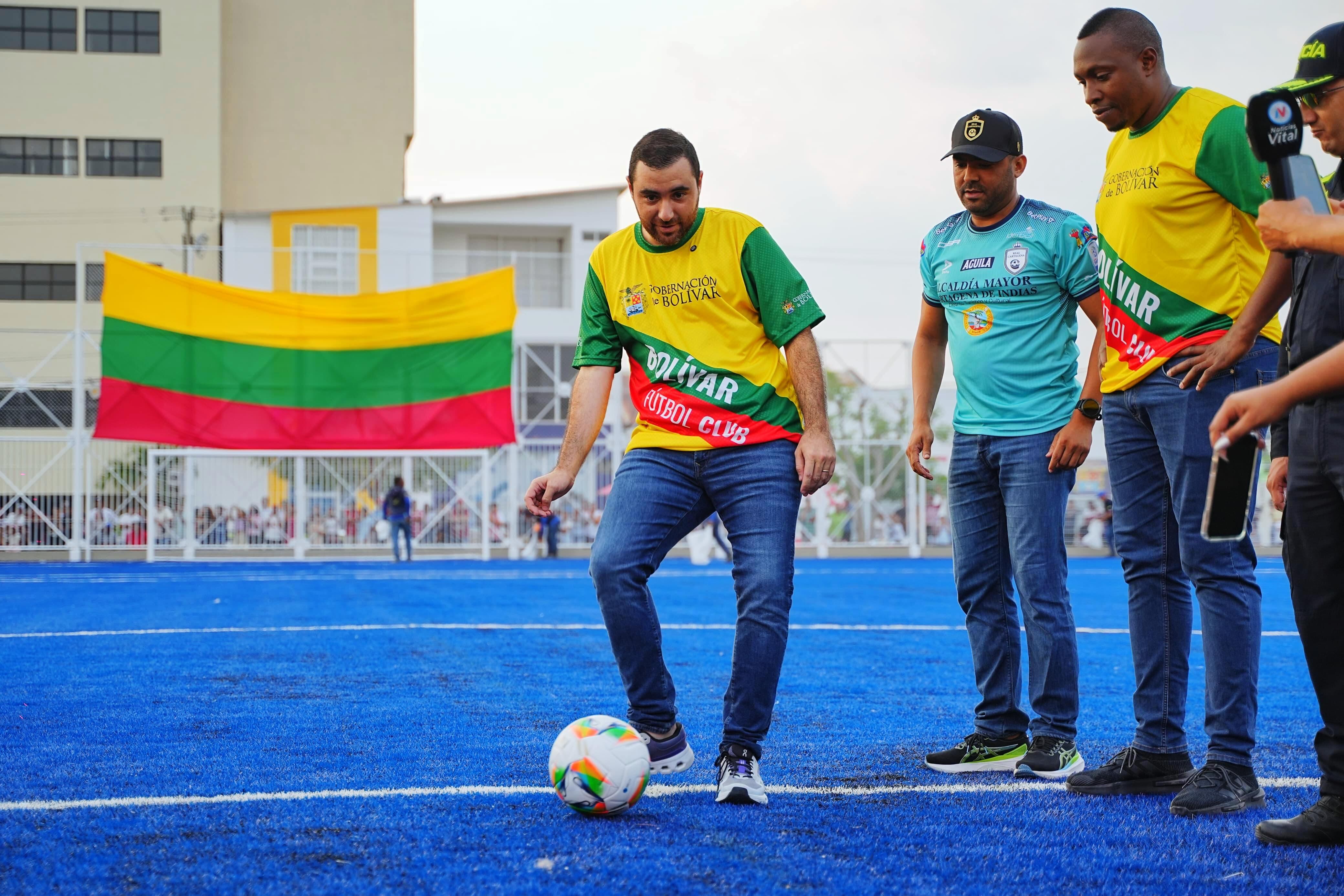 Primera cancha azul sintética de Colombia fue entregada por el gobernador de Bolívar