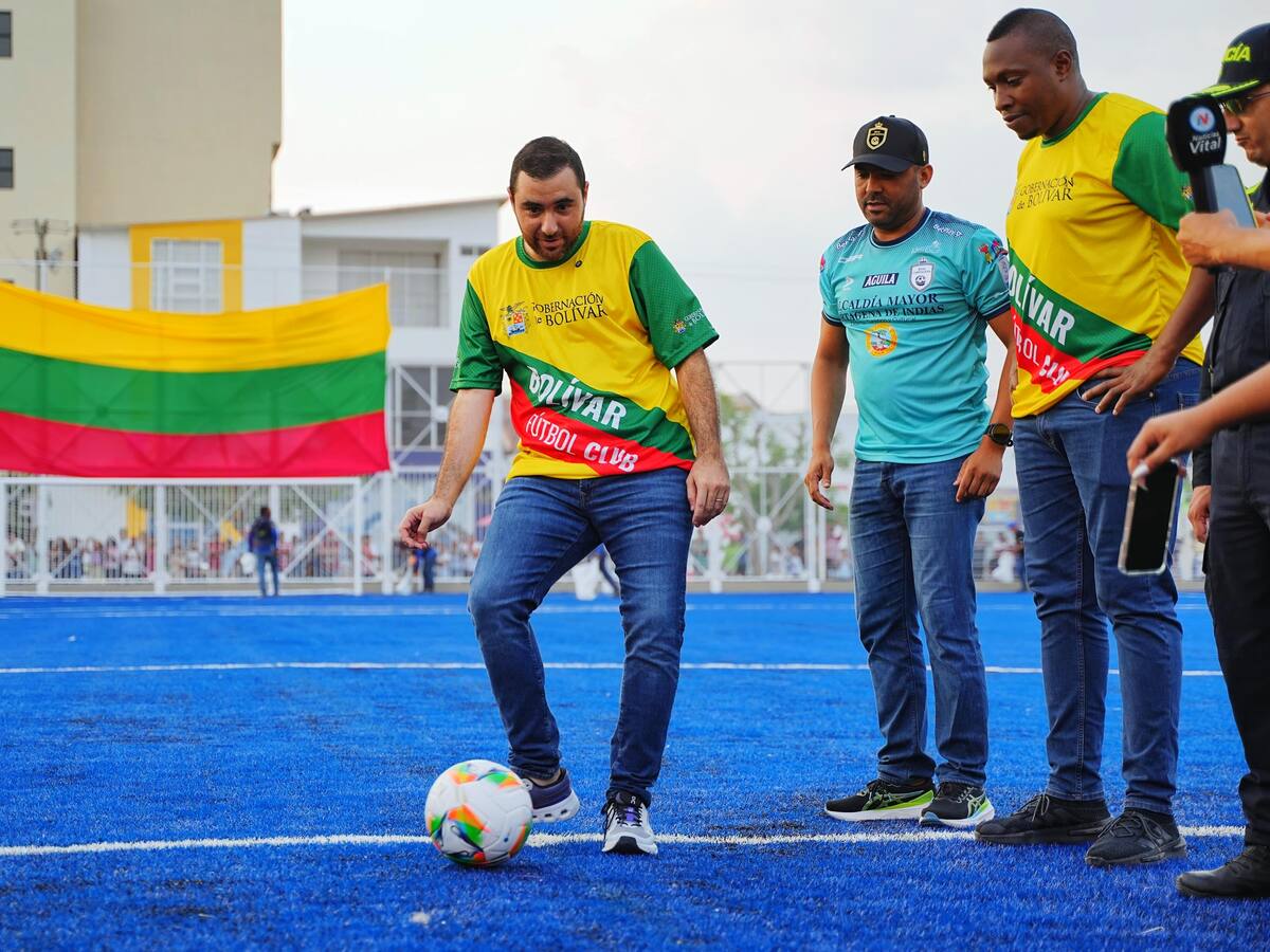 Primera cancha azul sintética de Colombia fue entregada por el gobernador de Bolívar