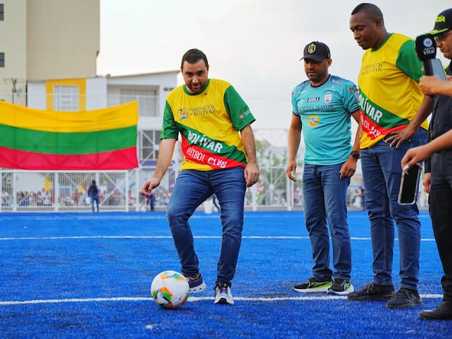 Primera cancha azul sintética de Colombia fue entregada por el gobernador de Bolívar