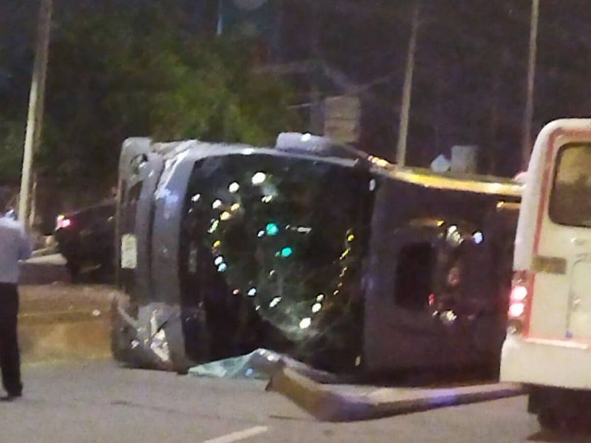 El bus que transportaba los músicos de Jessi Uribe se accidentó en el Valle