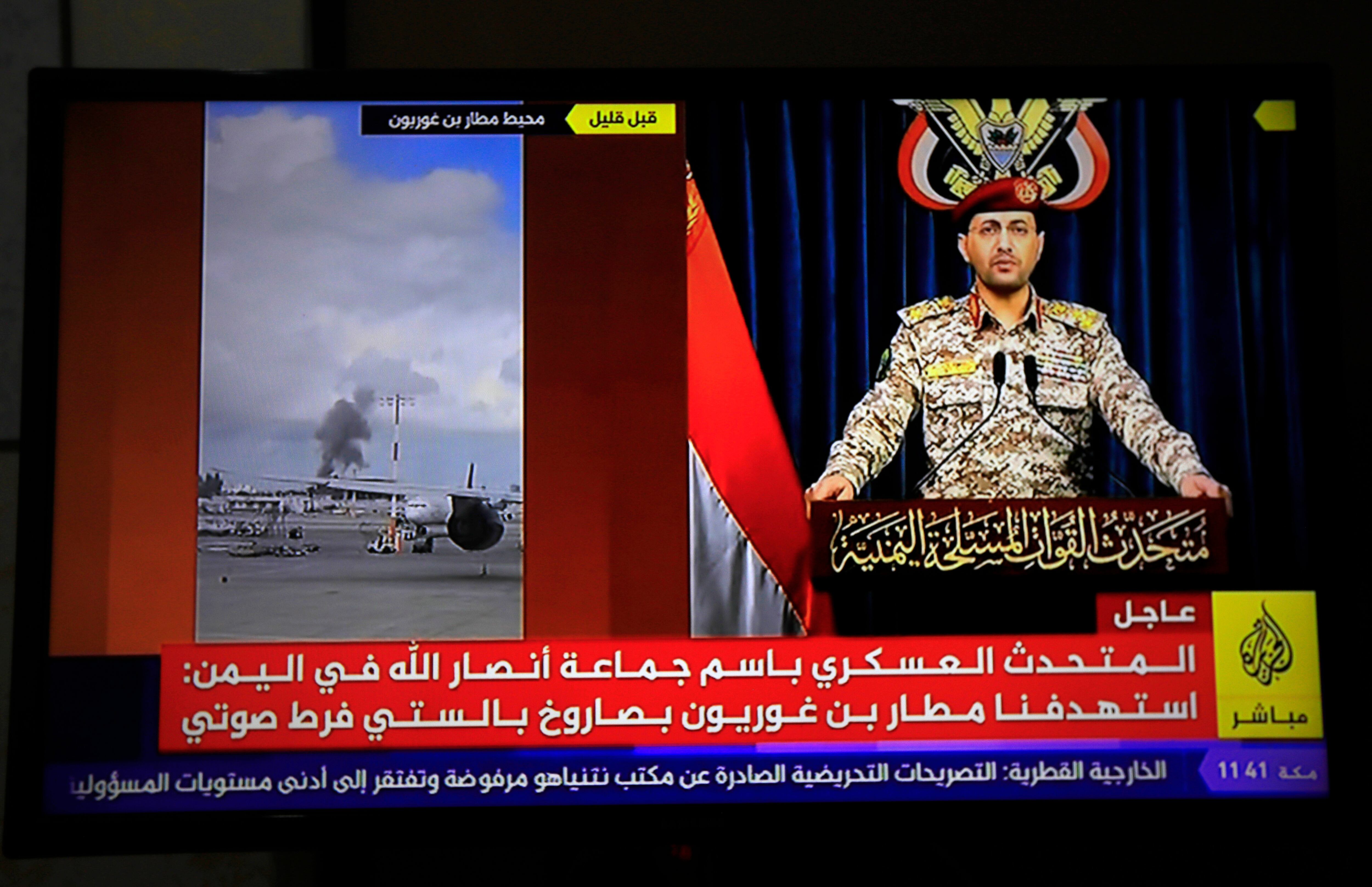 SANA'A (Yemen), 04/05/2025.- A person watches Houthi military spokesman Yahya Sarea delivering a televised statement about a missile attack on Israel's Ben Gurion airport, in Sana'a, Yemen, 04 May 2025. Yemen's Houthis have claimed responsibility for launching a missile at Israel's Ben Gurion airport, amid high tensions with the USA and Israel over the Israeli bombardment of the Gaza Strip, Houthi military spokesman Yahya Sarea said in a statement. EFE/EPA/YAHYA ARHAB