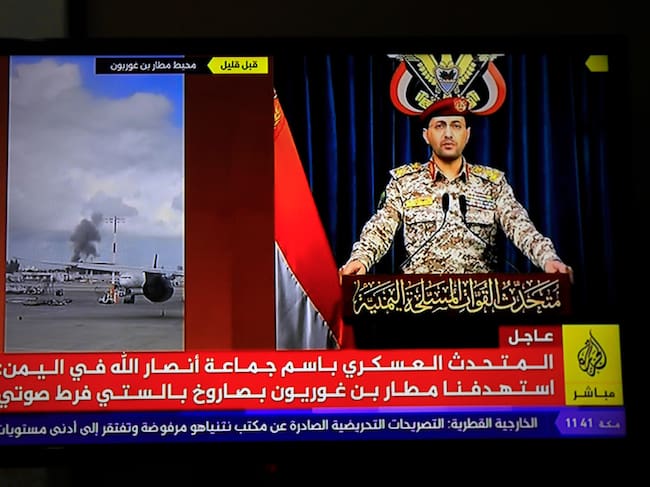 SANA'A (Yemen), 04/05/2025.- A person watches Houthi military spokesman Yahya Sarea delivering a televised statement about a missile attack on Israel's Ben Gurion airport, in Sana'a, Yemen, 04 May 2025. Yemen's Houthis have claimed responsibility for launching a missile at Israel's Ben Gurion airport, amid high tensions with the USA and Israel over the Israeli bombardment of the Gaza Strip, Houthi military spokesman Yahya Sarea said in a statement. EFE/EPA/YAHYA ARHAB