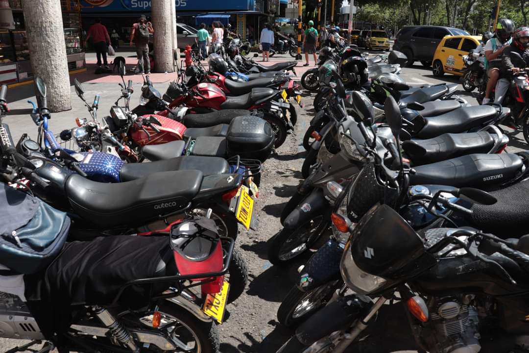 Vehículos parqueados en el centro de Cúcuta / Foto: @CucutaOnline