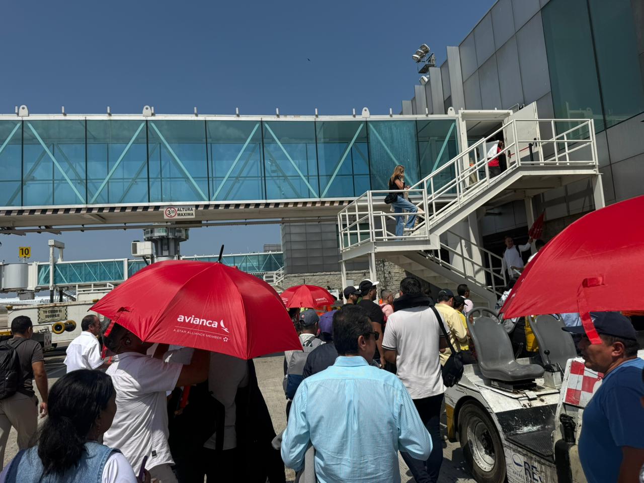 Evacúan aeropuerto Ernesto Cortissoz de Barranquilla por posible hallazgo de explosivo. Crédito: cortesía