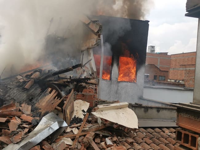 Accidente HOY en Medellín: Cae avioneta sobre zona residencial; reportan 8 muertos