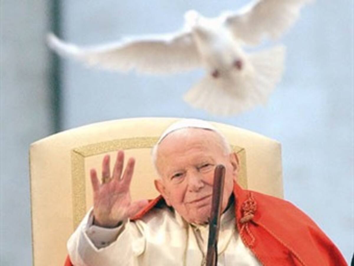 El Papa firma el primer paso para beatificar a Juan Pablo II y a Pío XII