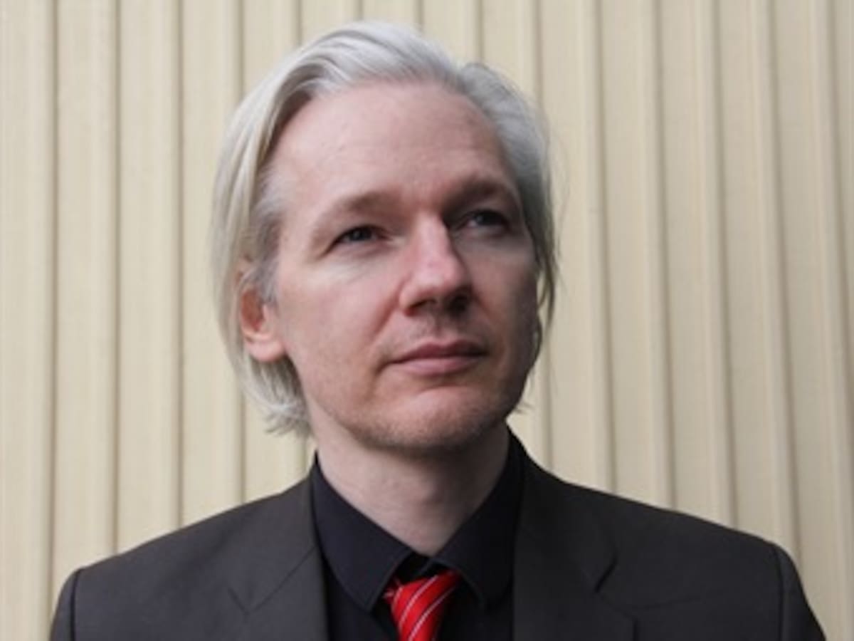 Canciller ecuatoriano viaja a Londres para reunirse con Assange y pedir su salvoconducto