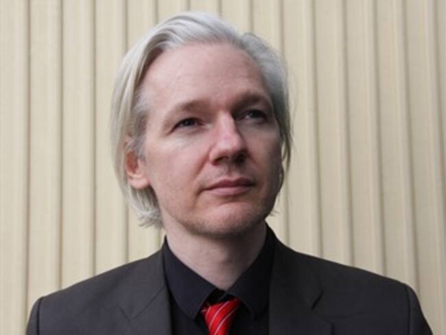 Canciller ecuatoriano viaja a Londres para reunirse con Assange y pedir su salvoconducto