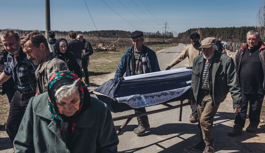 Funeral de una de las víctimas en Bucha