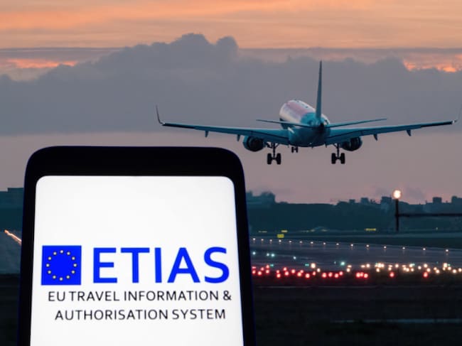 Imagen de referencia | Pista de aeropuerto en pleno despegue - Logo permiso ETIAS para turistas: Getty Images.