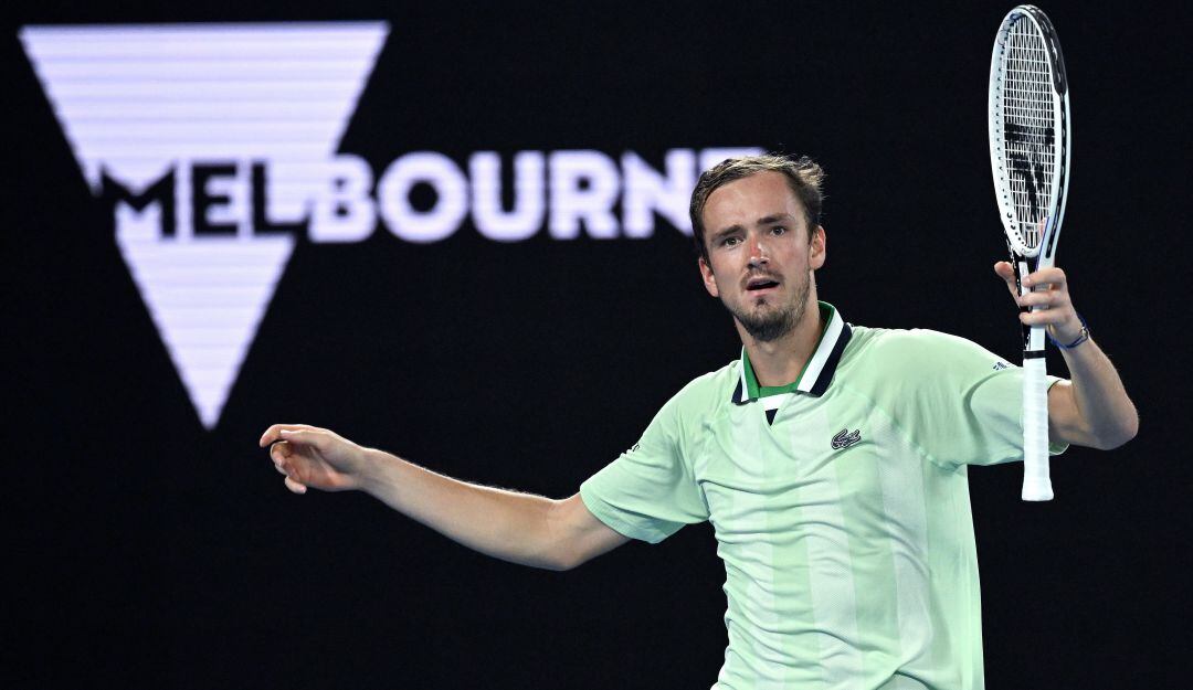 Medevedev festeja su triunfo y clasificación a semifinales del Abierto de Australia.