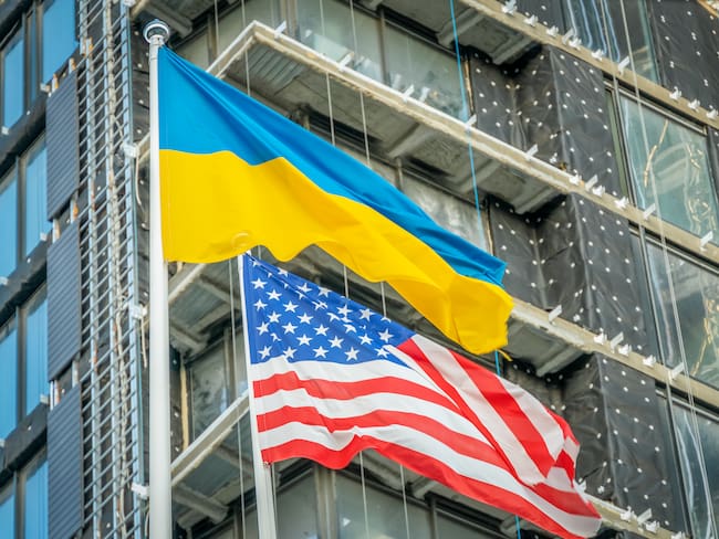 Banderas de Ucrania y Estados Unidos. FOTO: Getty Images