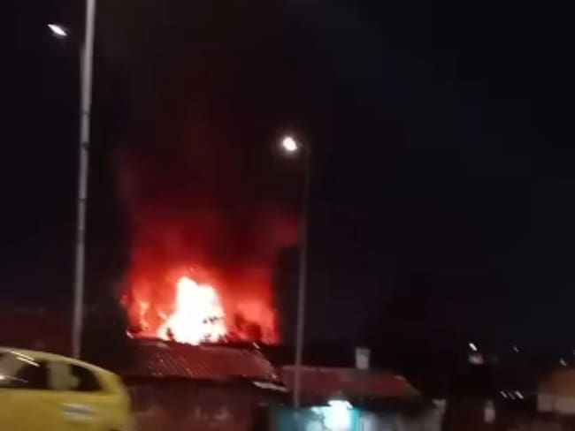 Fuerte incendio en el centro de Bogotá en el sector de Las Cruces: esto se sabe