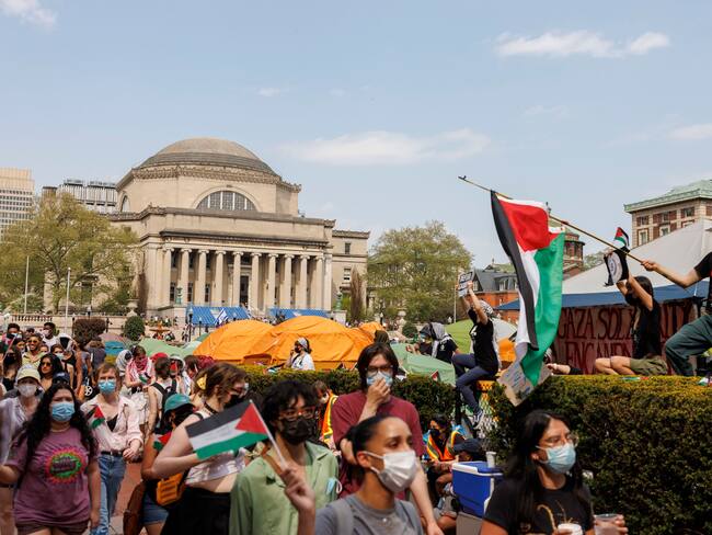 New York (United States), 29/04/2024.- Pro-Palestinian students protest on Columbia University&#039;s campus past the 2 pm deadline given by university officials in New York, New York, USA, 29 April 2024. Students were warned that they would face immediate suspension if they did not leave the encampment by 2 pm on 29 April. Students have been protesting the university&#039;s investments in Israel and showing their support for Palestine for two weeks, also inspiring other students nationwide to do the same. (Protestas, Nueva York) EFE/EPA/SARAH YENESEL