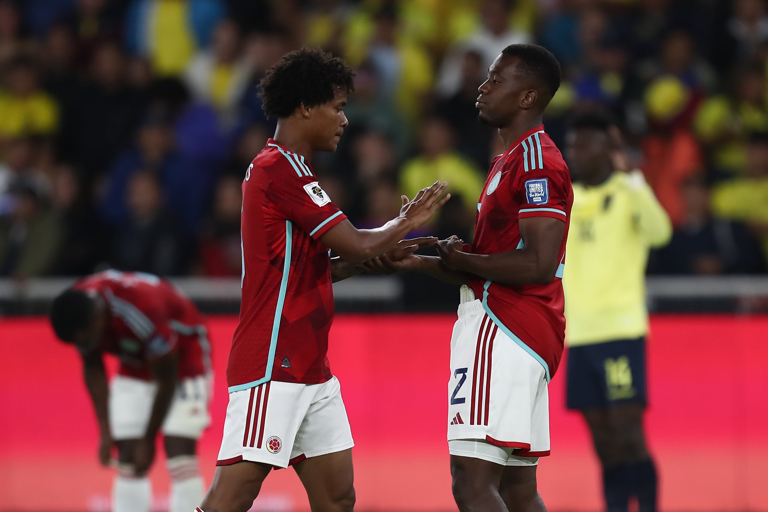 Carlos Cuesta Figueroa (d) y Wilmar Barrios de Colombia, en un partido de las Eliminatorias Sudamericanas para la Copa Mundial de Fútbol 2026 entre Ecuador y Colombia en el estadio Rodrigo Paz Delgado en Quito (Ecuador). EFE/ José Jácome