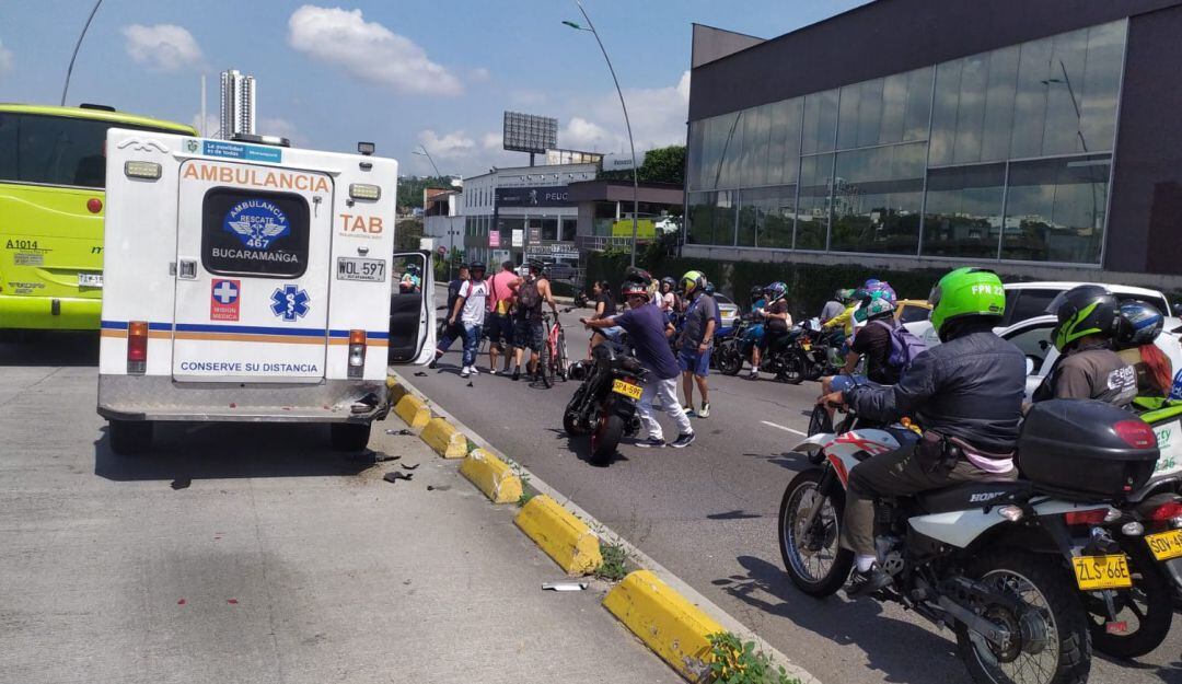 Un herido deja choque de ambulancia y motocicleta