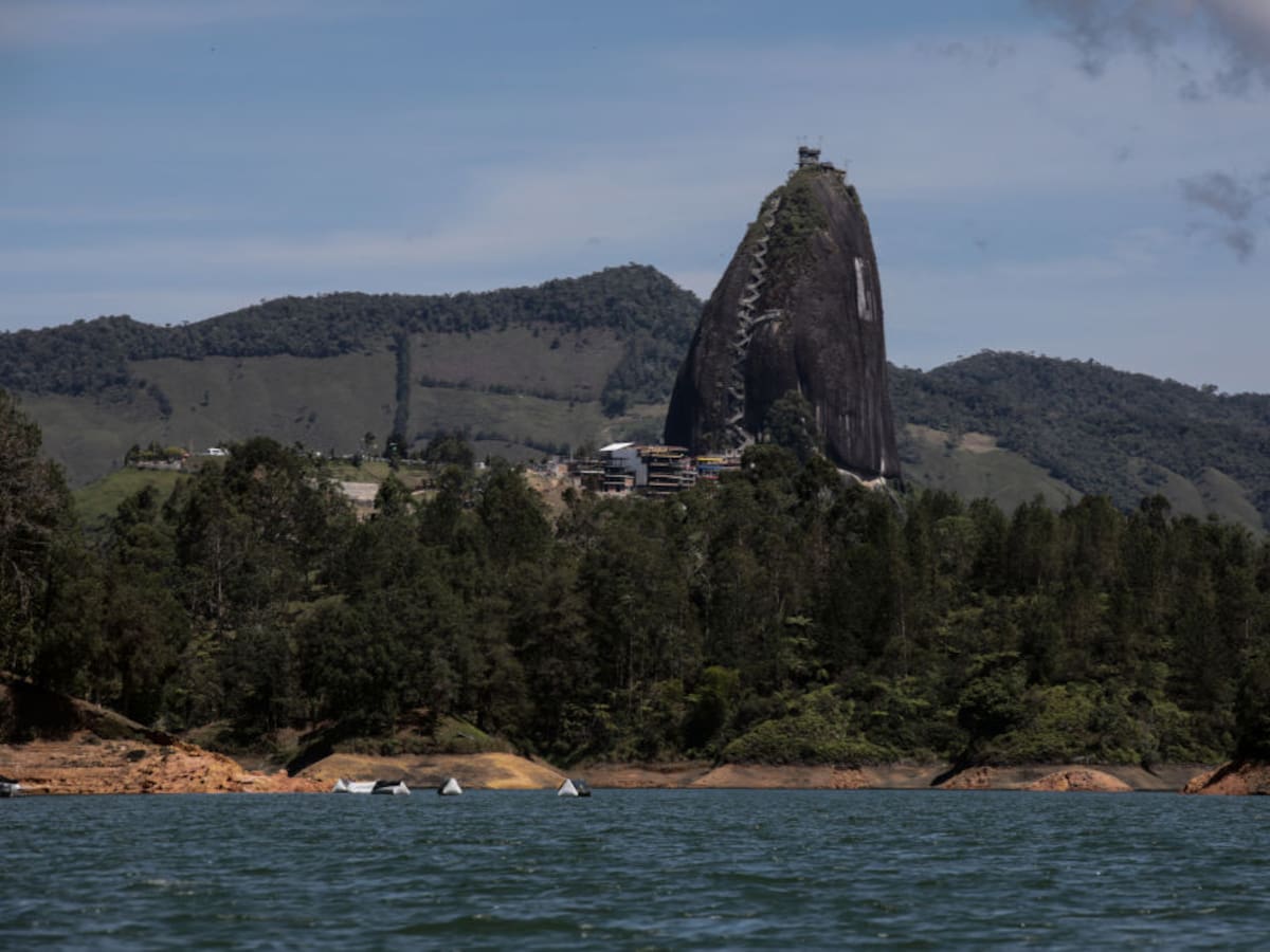 Buscan a turista desaparecido tras fiesta en un planchón en El Peñol - Guatapé
