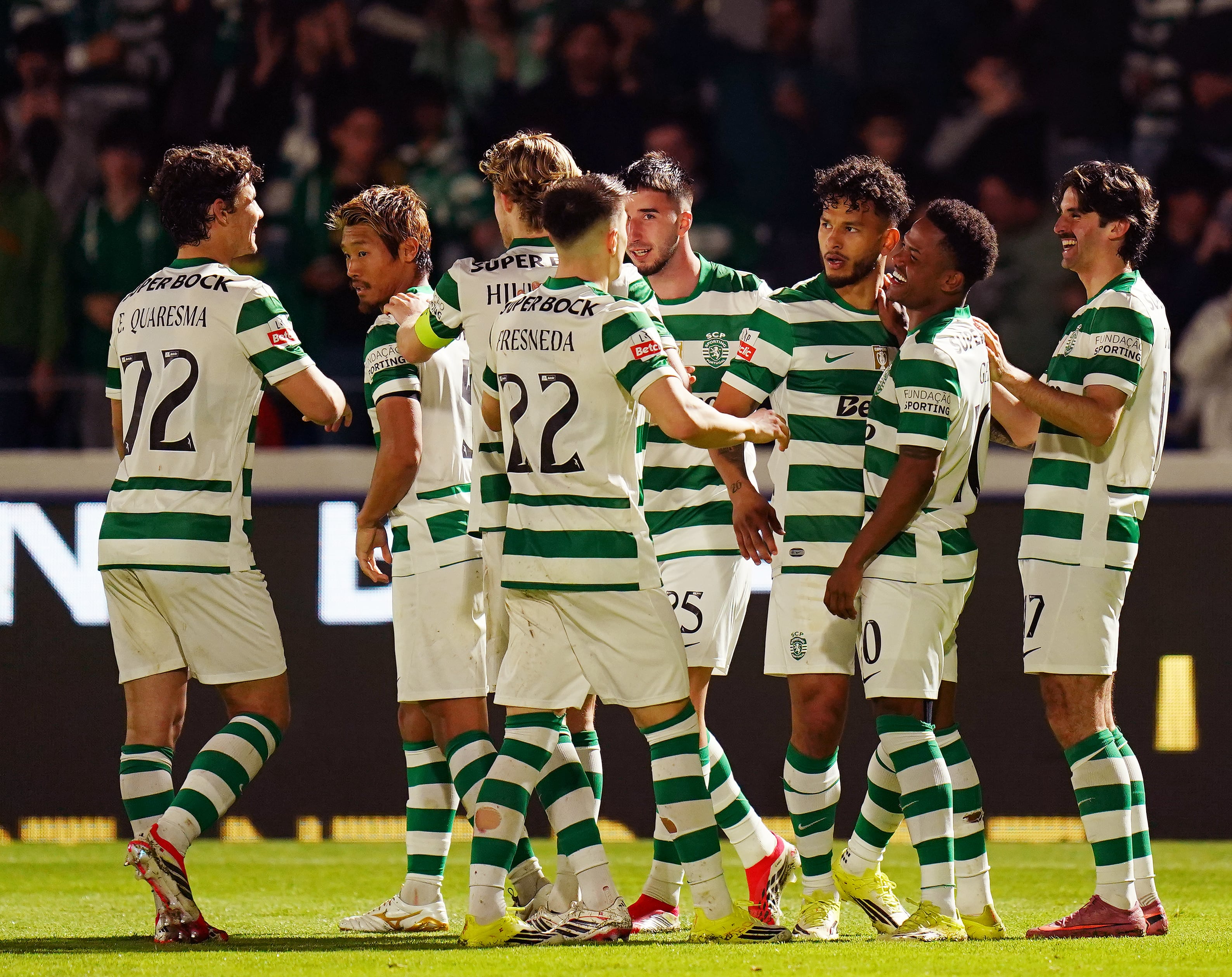 Luis Javier Suárez celebra su gol ante el Alverca.  (Photo by Gualter Fatia/Getty Images)