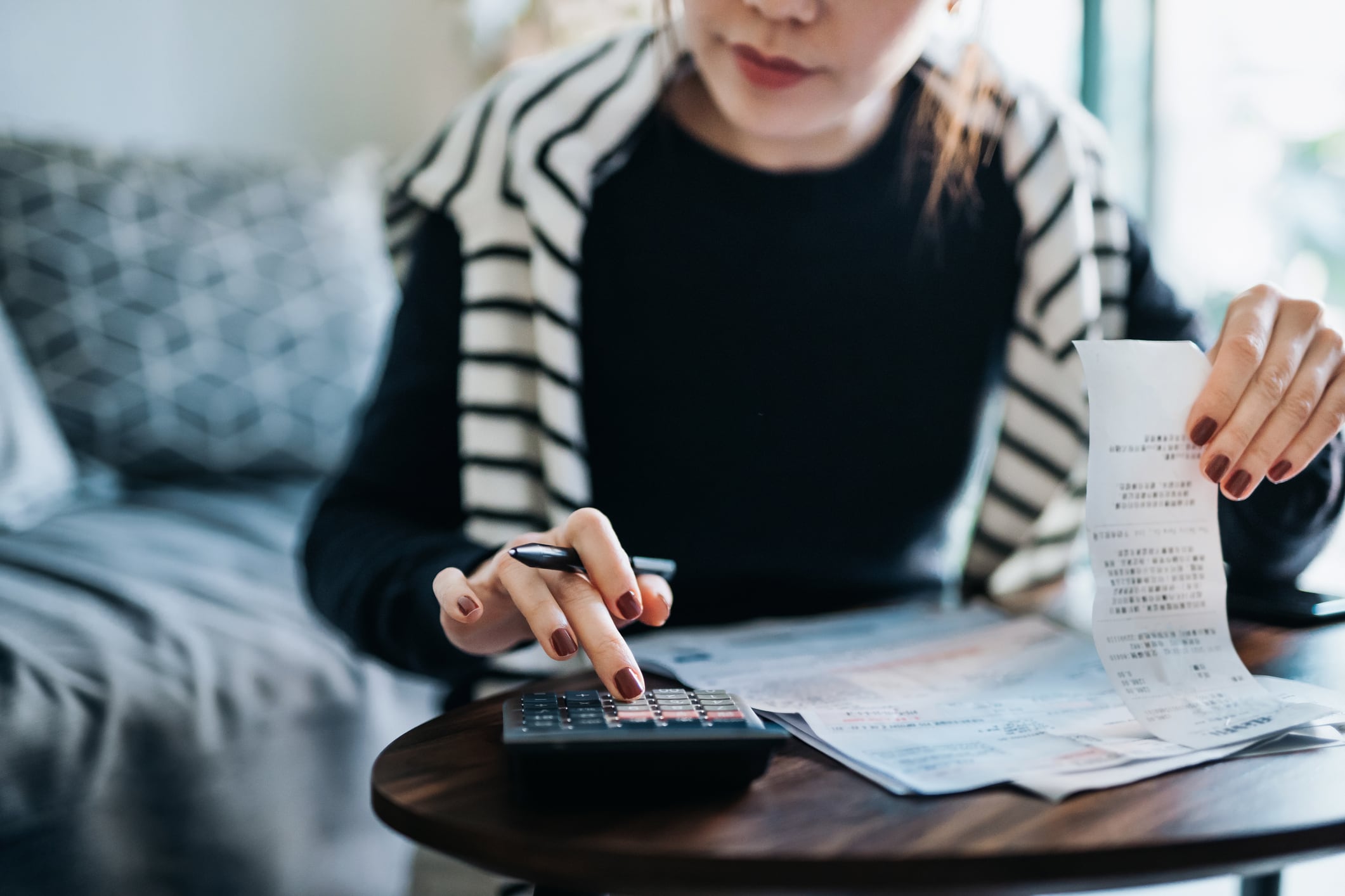 Mujer sacando cuentas, haciendo cálculo. Imagen de referencia // Getty Images