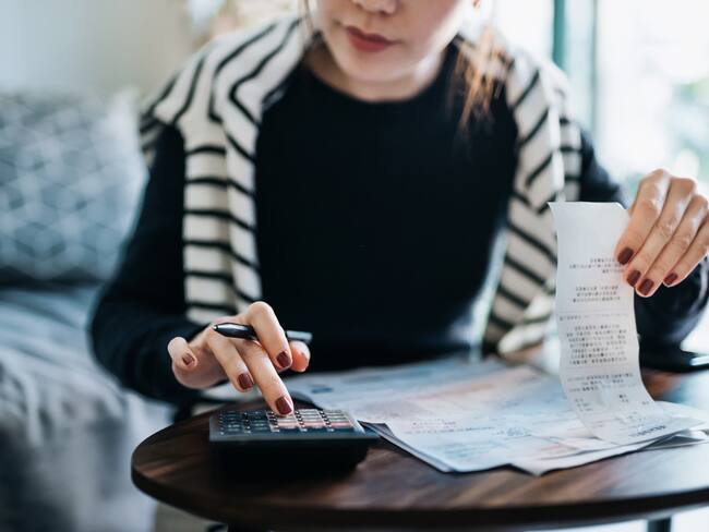 Mujer sacando cuentas, haciendo cálculo. Imagen de referencia // Getty Images