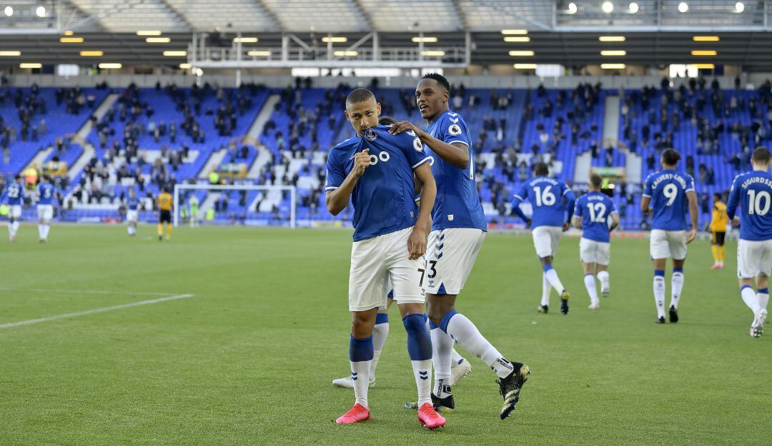 Yerry Mina festeja el gol junto a Richarlison.