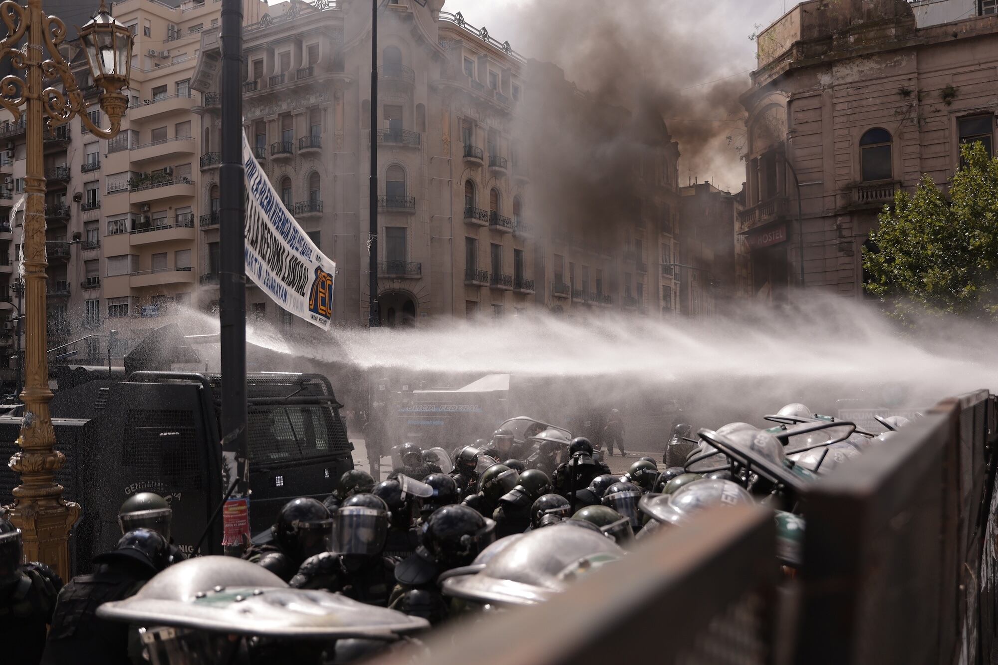 Choque entre policías y manifestantes en medio de la discusión de la reforma laboral en el Congreso de Argentina.
(Foto:    Luciano Gonzalez/Anadolu via Getty Images)