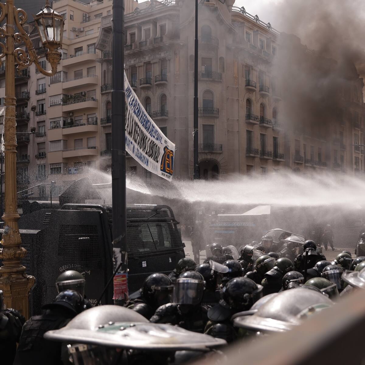Protesta contra reforma laboral en Argentina termina en choques con bombas molotov y gases