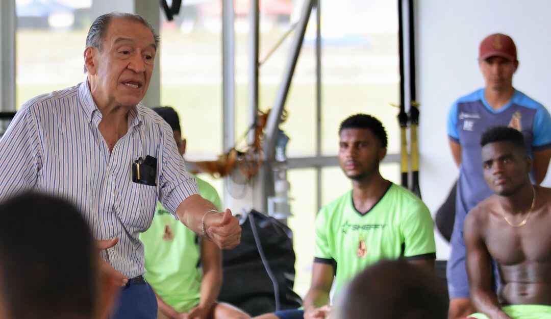 Gabriel Camargo habla con los jugadores del Deportes Tolima.