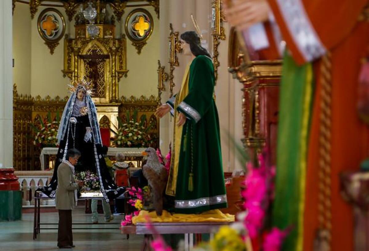 Imágenes de algunas de los principales templos e iglésias cátolicas de Bogotá, donde los fieles se reúnen a conmemorar la pasión de Cristo.