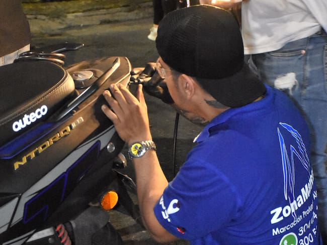 Marcación de motos, carros y bicicletas en los diferentes barrios del municipio de Itagüí. Foto:Alcaldía de Itagüí.