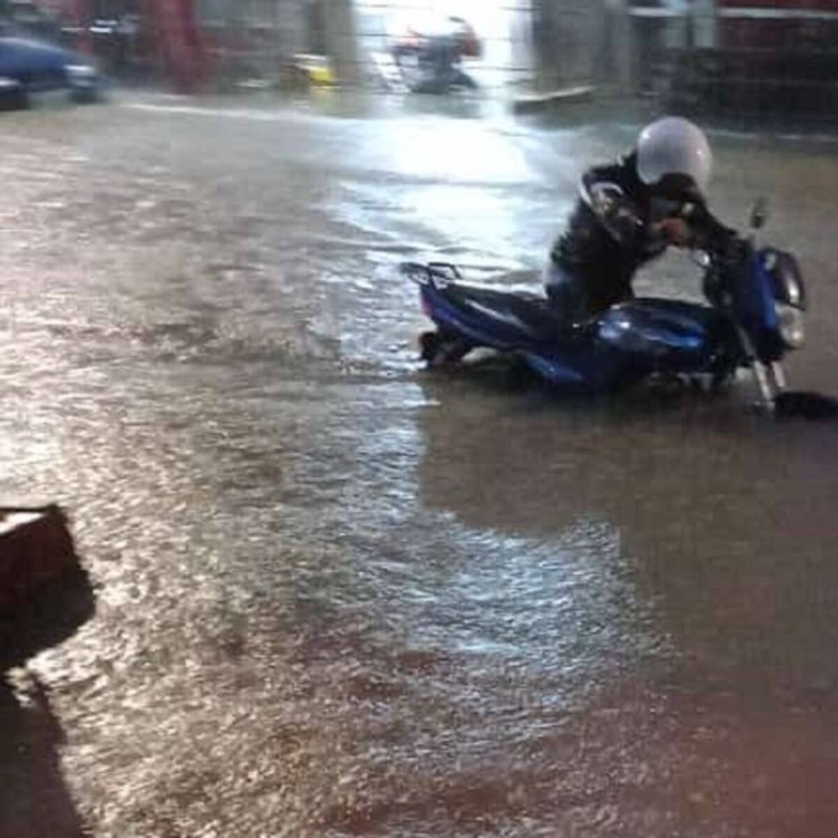 Bomberos no dan abasto para atender inundaciones en Leticia