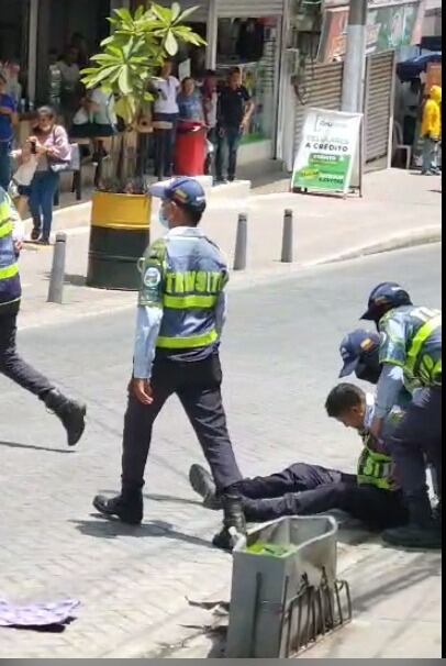 Mototaxista agrede a un agente de tránsito en Sincelejo que le inmovilizaba motocicleta
