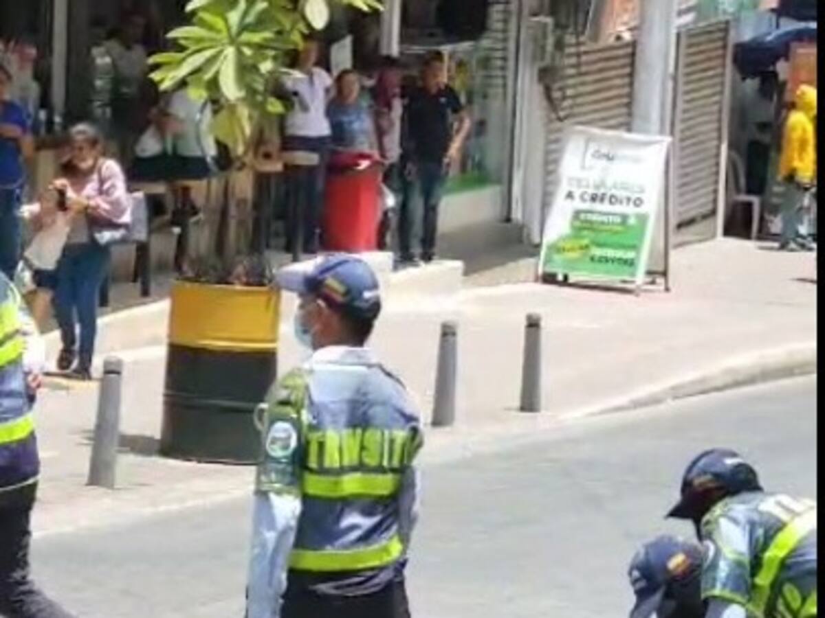 Mototaxista agrede a un agente de tránsito en Sincelejo que le inmovilizaba motocicleta