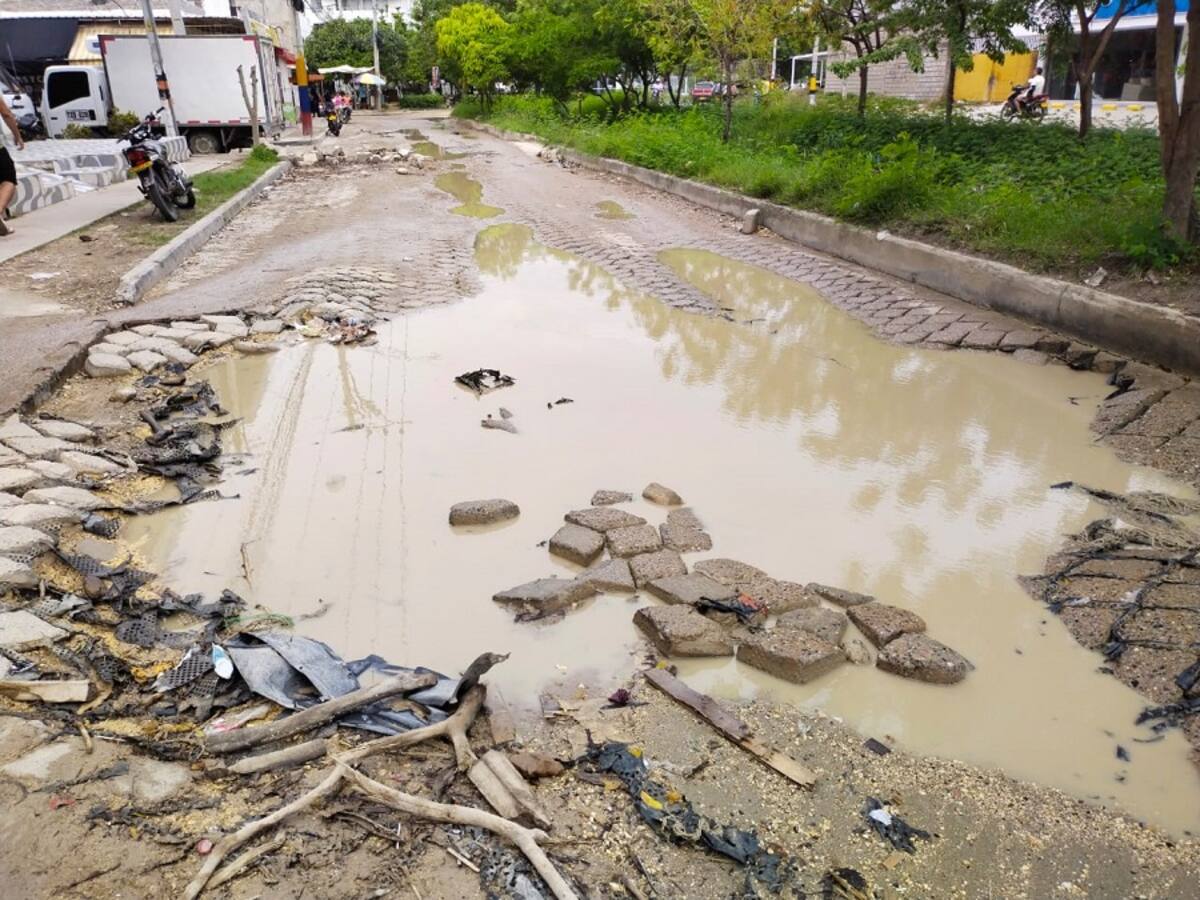 Alcaldía de Cartagena tomó posesión de la vía principal del barrio La Carolina