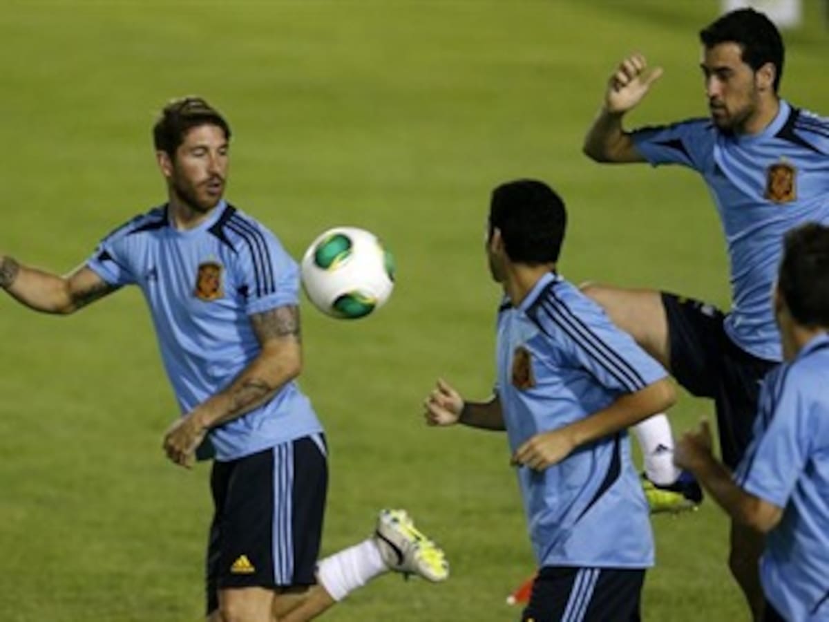 Sergio Ramos hace 'showball' en el entrenamiento de España