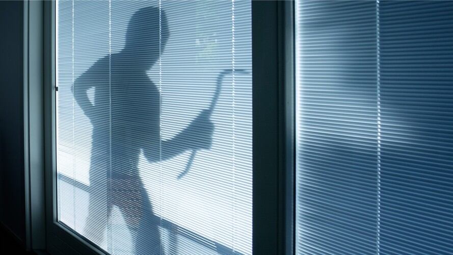 Los delincuentes lograron hacer un agujero en la pared desde un local comercial colindante, por donde lograron llegar a la caja fuerte y hurtar $350 millones. Foto: Getty Images