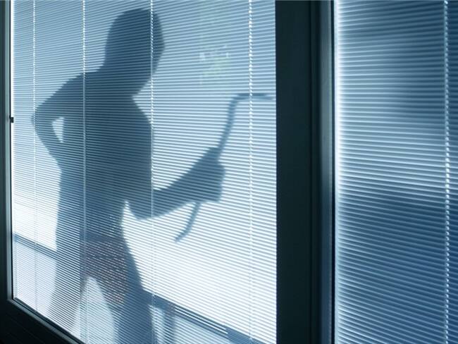 Los delincuentes lograron hacer un agujero en la pared desde un local comercial colindante, por donde lograron llegar a la caja fuerte y hurtar $350 millones. Foto: Getty Images