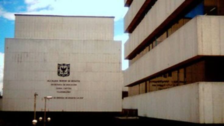 Funcionarios del Distrito rechazan nuevo horario impuesto por el alcalde Gustavo Petro