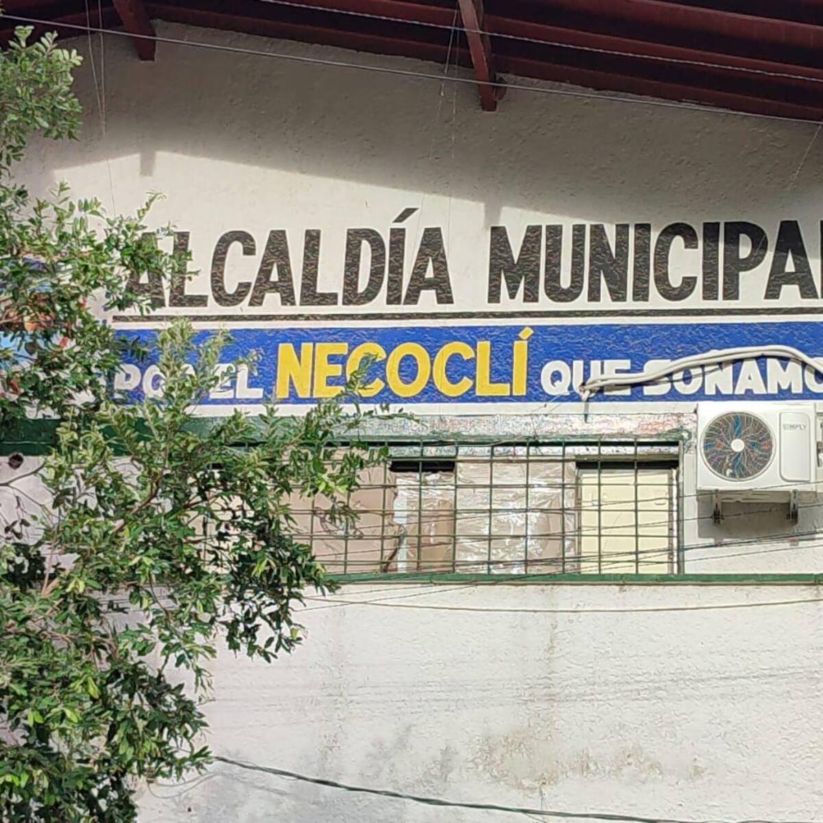 La alcaldía de Necoclí tiene graves grietas tras fuerte sismo del 24 de mayo