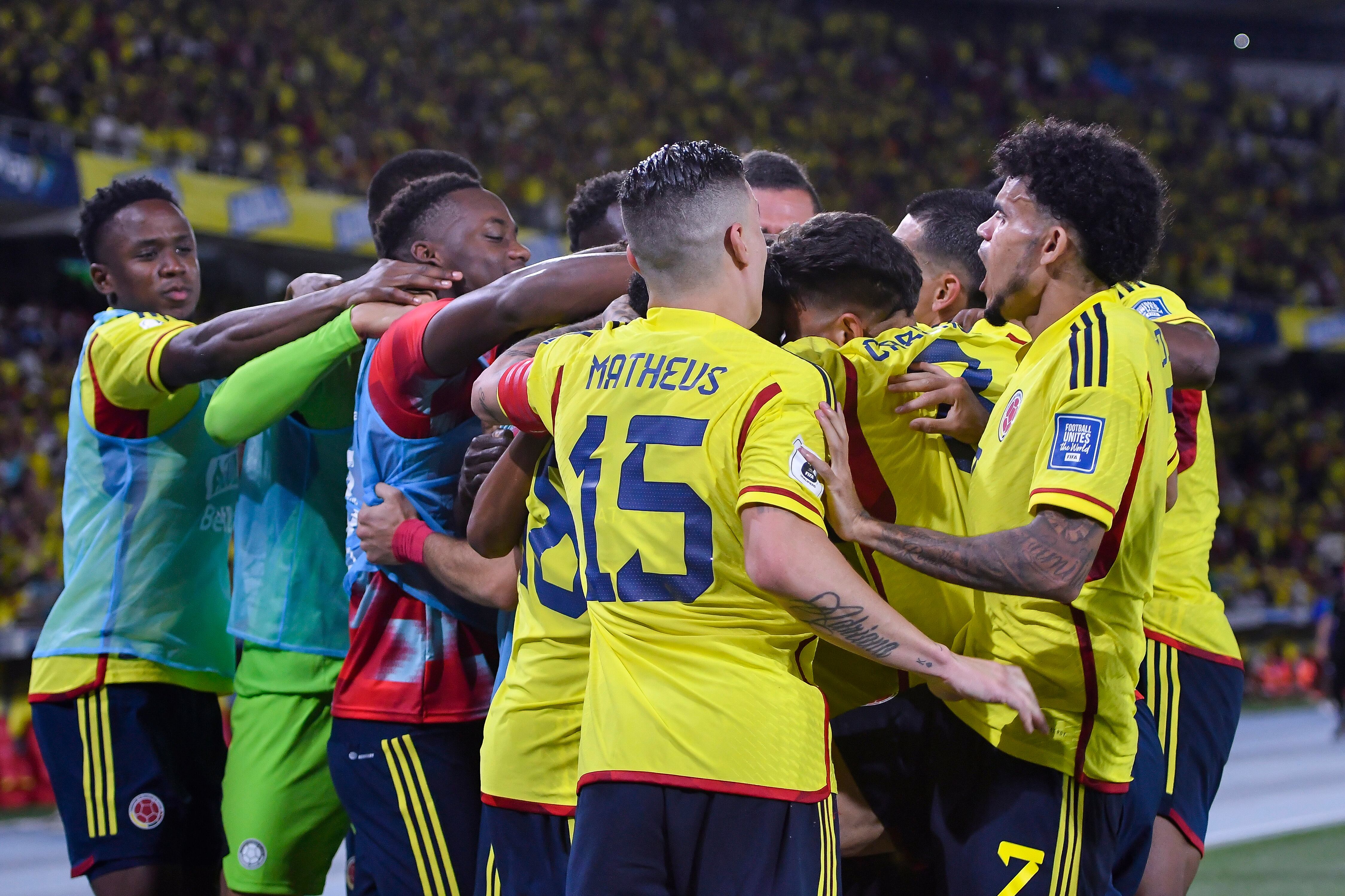 Los jugadores de Colombia celebran el gol de Rafael Santos Borré. (Photo by Gabriel Aponte/Getty Images)