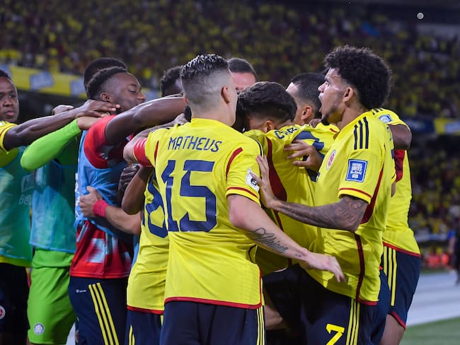 Los jugadores de Colombia celebran el gol de Rafael Santos Borré. (Photo by Gabriel Aponte/Getty Images)