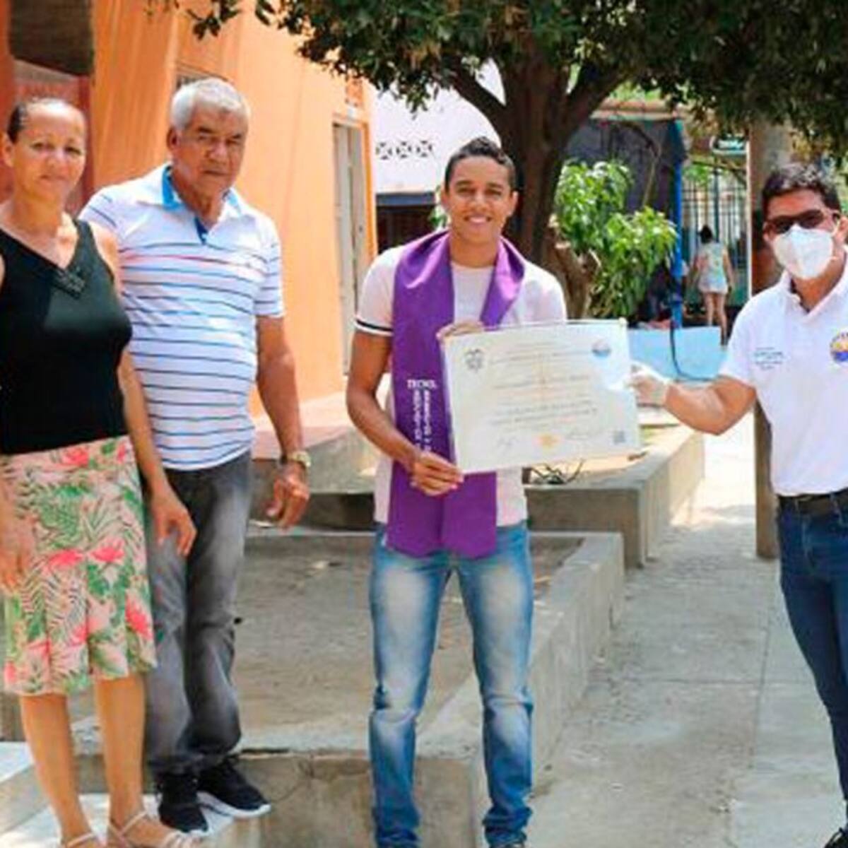 Unimagdalena entrega diplomas a domicilio por emergencia de Covid-19