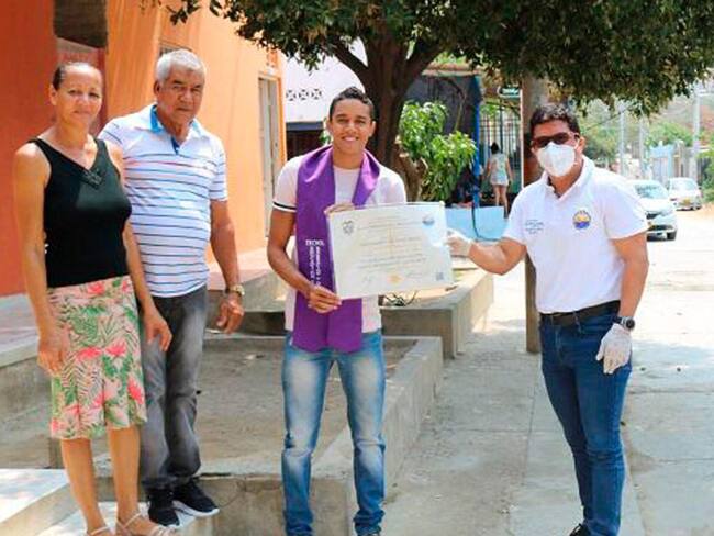 Unimagdalena entrega diplomas a domicilio por emergencia de Covid-19