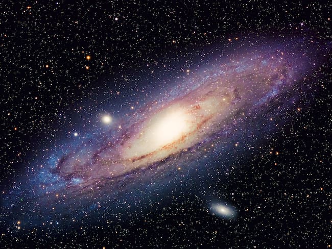 Vista de ángulo bajo de las estrellas en el cielo por la noche / Getty Images