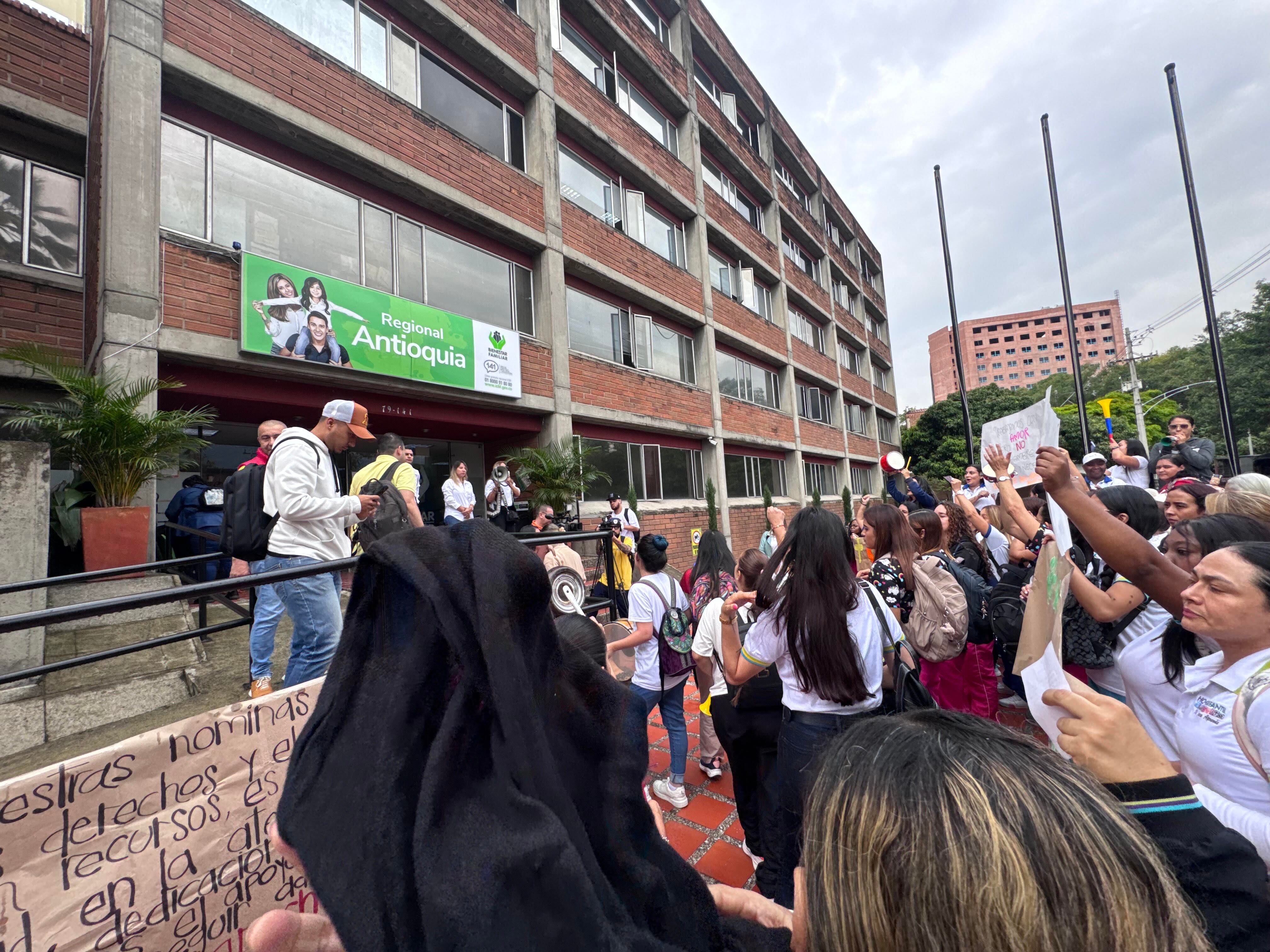 Al menos 26 hogares infantiles del ICBF en Medellín se declararon en paro indefinido. Foto: Caracol Radio.